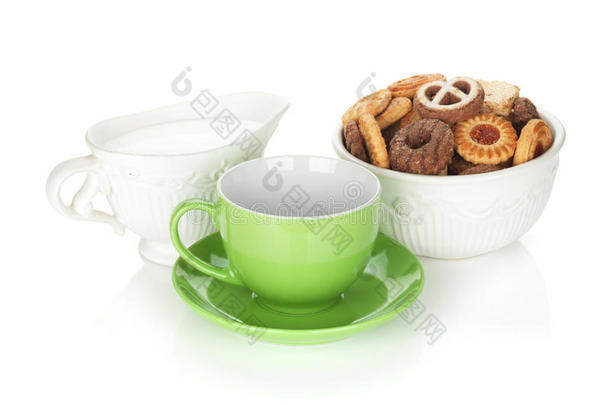 各种饼干、牛奶和茶杯