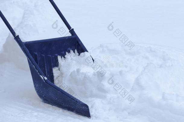 暴风雪后用铲雪机人工除雪