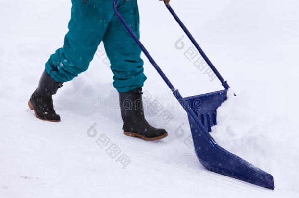 暴风<strong>雪</strong>后用<strong>铲雪</strong>机人工除<strong>雪</strong>