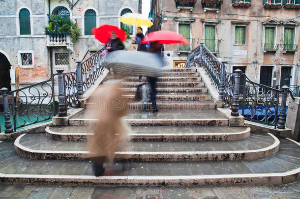 带着雨伞<strong>过桥</strong>的人