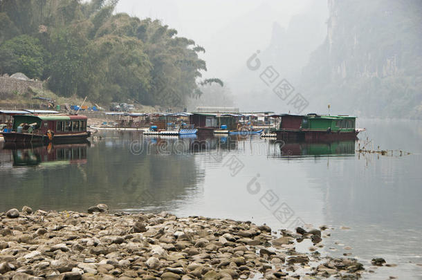 桂林漓江边的穷船房