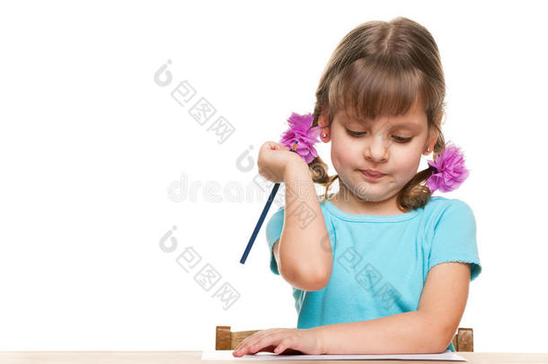 小女孩在写字台上写字