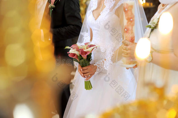 教堂里带花束的新娘