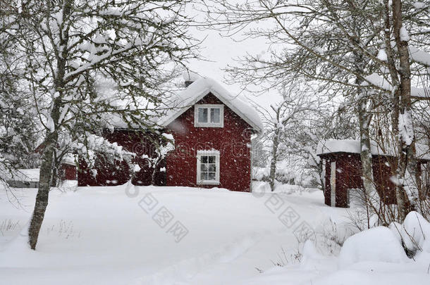 降雪中的红楼