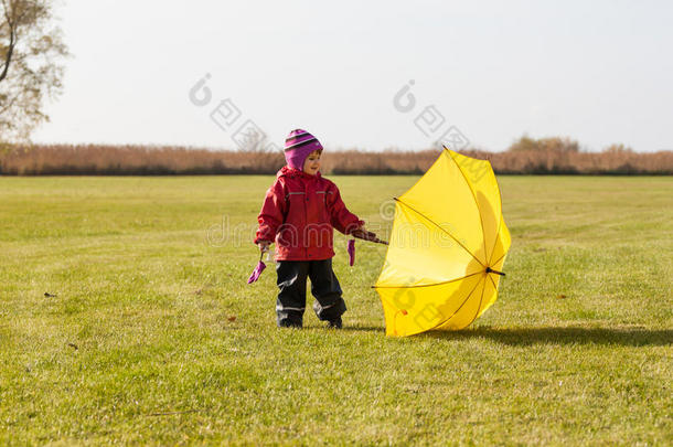 秋日雨伞<strong>儿童画</strong>