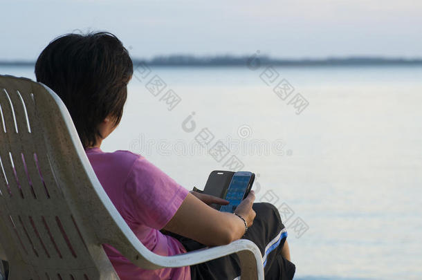 海边的女人和智能手机