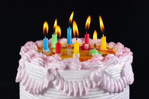 色彩斑斓的蜡烛做的节日蛋糕