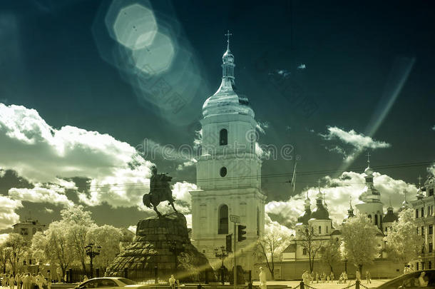 <strong>圣索菲亚</strong>大教堂前的博格丹·赫梅尔尼茨基纪念碑