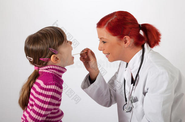 儿科医生看上去像个小女孩
