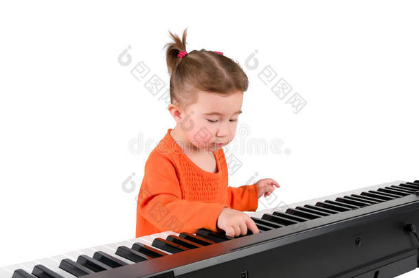 一个小女孩在弹钢琴。