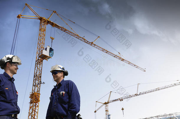 建筑起重机和建筑工人