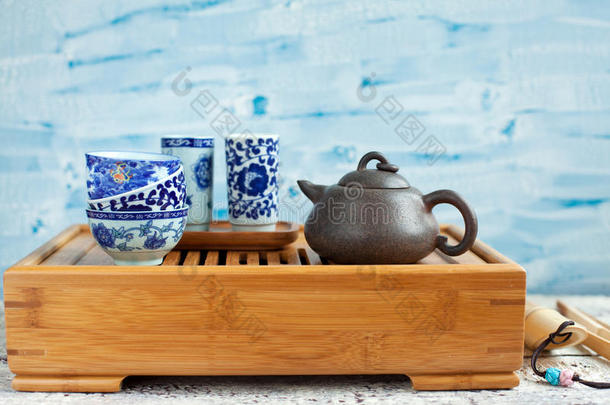茶几上的中国传统茶道配件