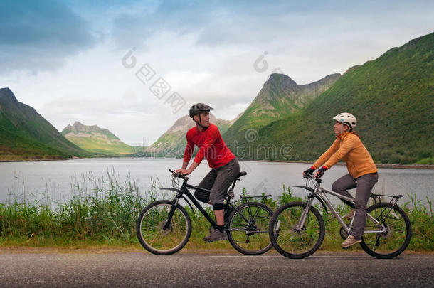 两个骑自行车的人放松骑自行车