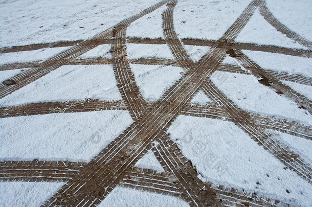 雪地上的汽车轮胎轮轨