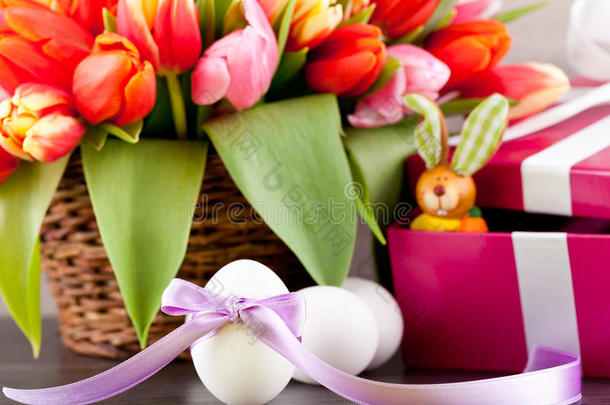 粉色礼物和彩色郁金香复活节装饰
