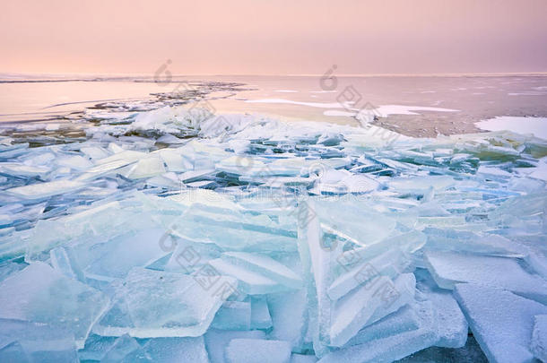 北海日落时的碎冰