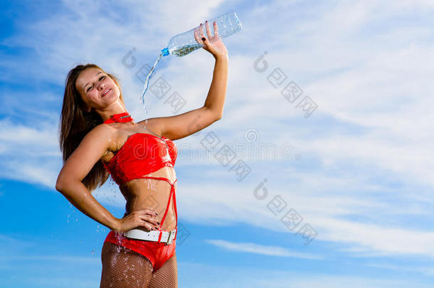 穿红色制服拿着一瓶水的运动女郎