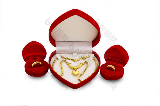 带金戒指和<strong>金项链</strong>的红色天鹅绒盒