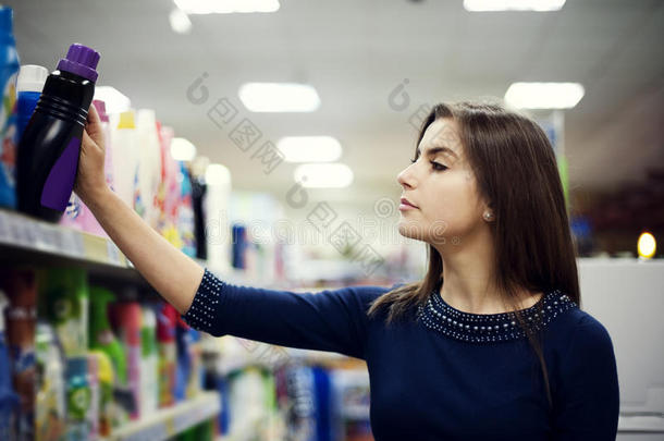妇女在<strong>超市</strong>选购洗涤剂