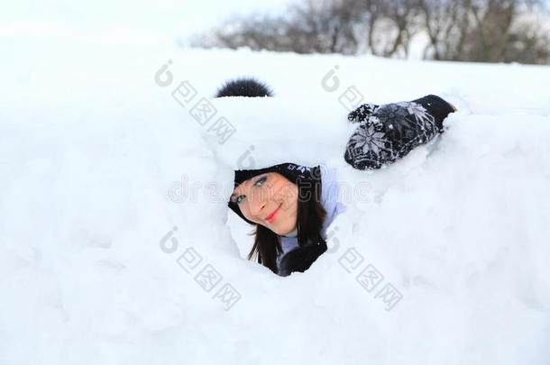 冬日雪景中美丽的少女画像。