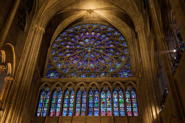 巴黎圣母院的彩色玻璃玫瑰窗