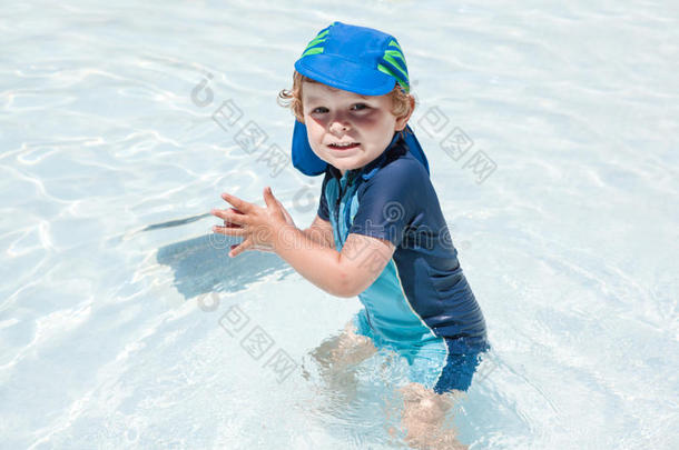 在游泳池里玩耍的小男孩