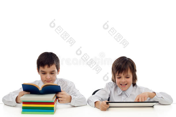 两个男孩在读书