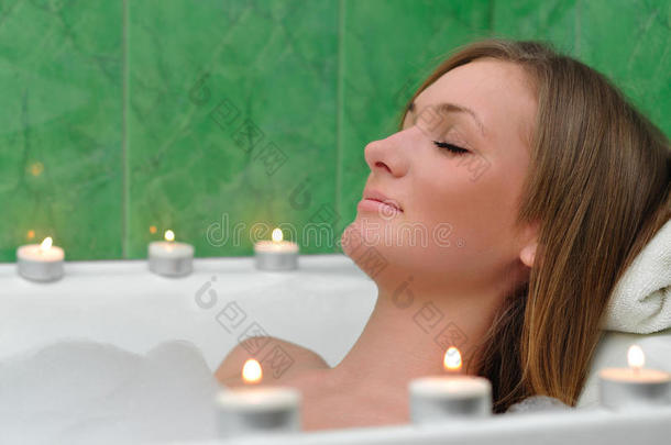 女孩对着蜡烛洗澡