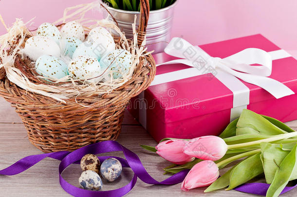 粉色礼物和彩色郁金香复活节装饰