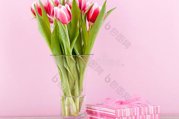 粉红和白色郁金香复活节生日礼物丝带