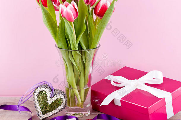 粉红和白色郁金香复活节生日礼物丝带