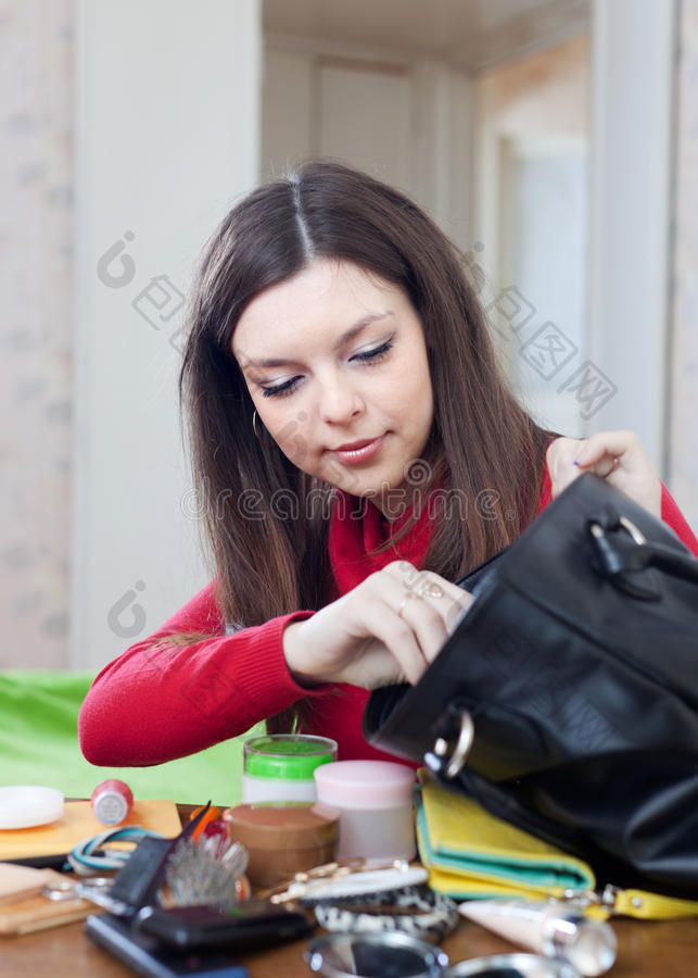 女人在手提包里找不到任何东西图片-包图网企业站