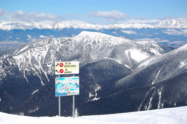 贾斯纳<strong>肖邦</strong>滑雪场免费乘车区，带地图和标志