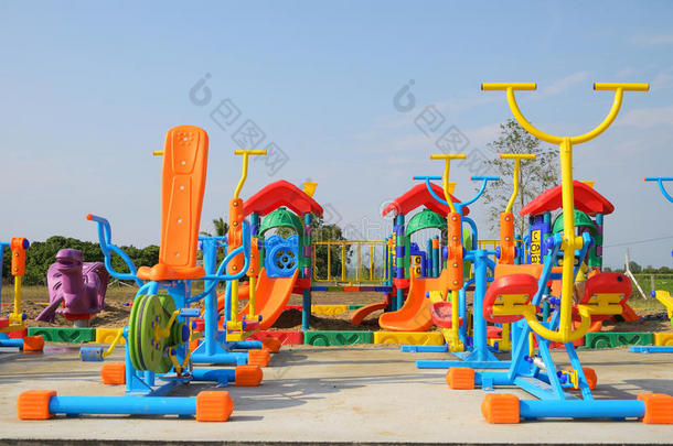 室外公园里五颜六色的<strong>游乐场设备</strong>。