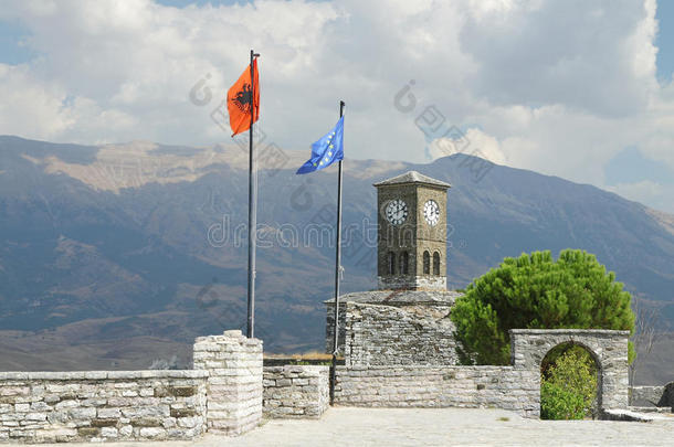 阿尔巴尼亚，吉罗卡斯特，城堡，阿尔巴尼亚和欧盟旗帜<strong>飘扬</strong>