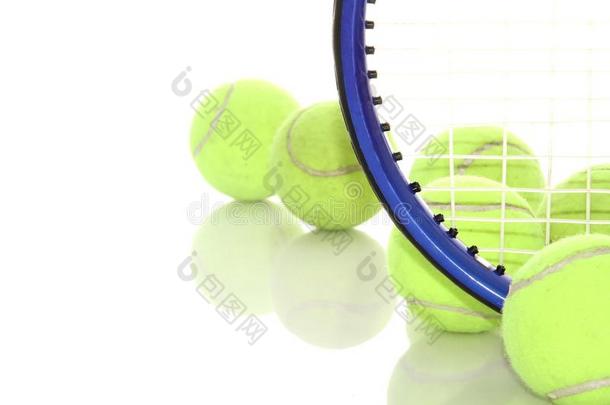 <strong>网球拍</strong>和网球