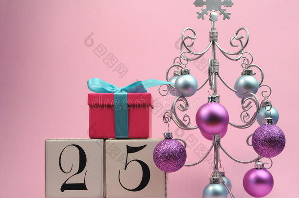 粉色和蓝色主题为12月25日圣诞节保存日期日历。