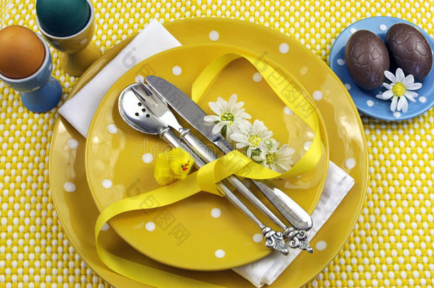 <strong>黄色主题</strong>复活节餐桌设置