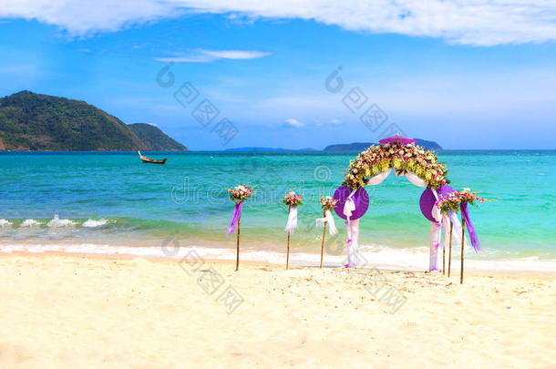 海滩婚礼上的鲜花装饰