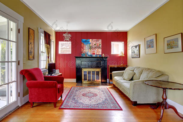 客厅有红色和黄色的墙壁和壁炉。