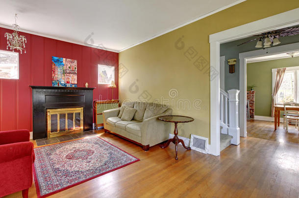 客厅有红色和黄色的墙壁和壁炉。