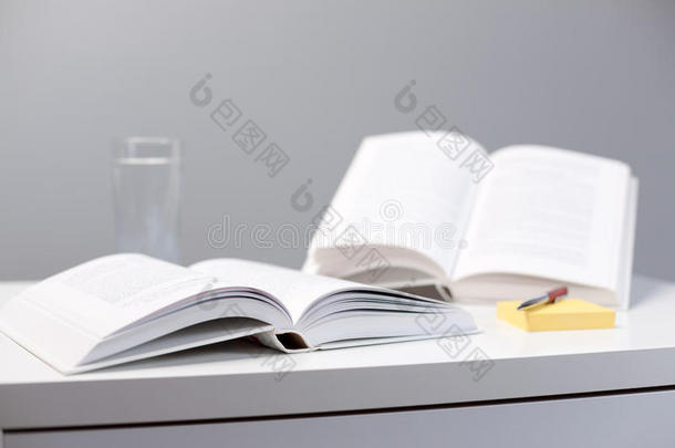 教育-在书桌上打开书本