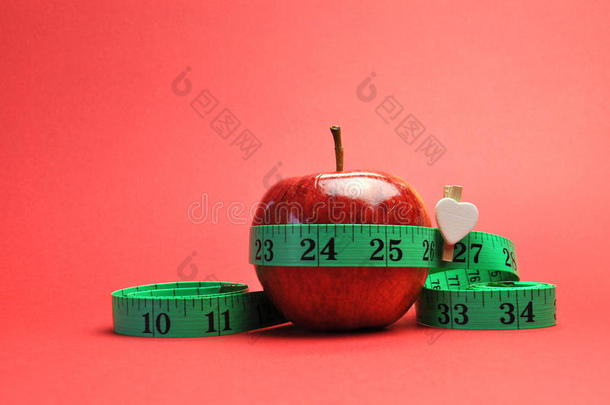 减肥瘦身饮食概念-垂直于红色背景。