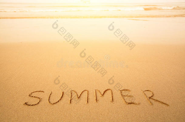 夏天-在沙滩上手写的文字