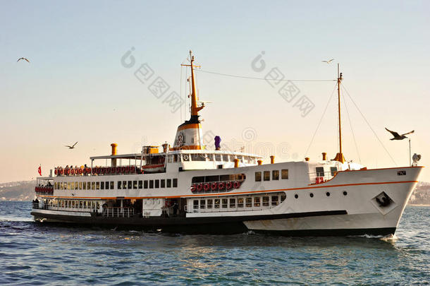 伊斯坦布尔博斯普鲁斯海峡上的土耳其客轮