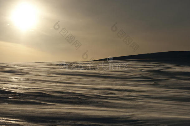 冰雪覆盖的南极沙漠照亮了南极的冬天。