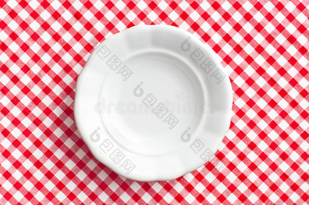 方格餐巾上的白色旧盘子