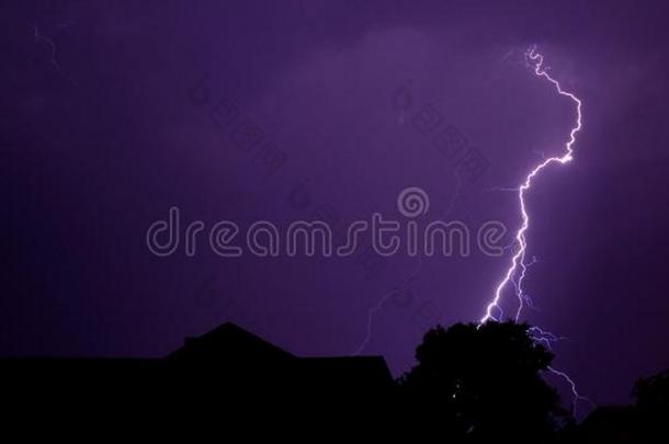 夜间雷雨