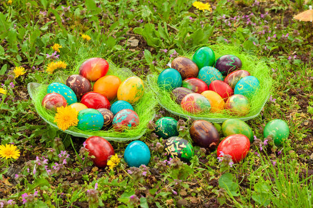 花团<strong>锦簇</strong>的草地上摆着五颜六色的复活节彩蛋