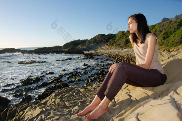 娇弱的女孩享受着海上的夕阳